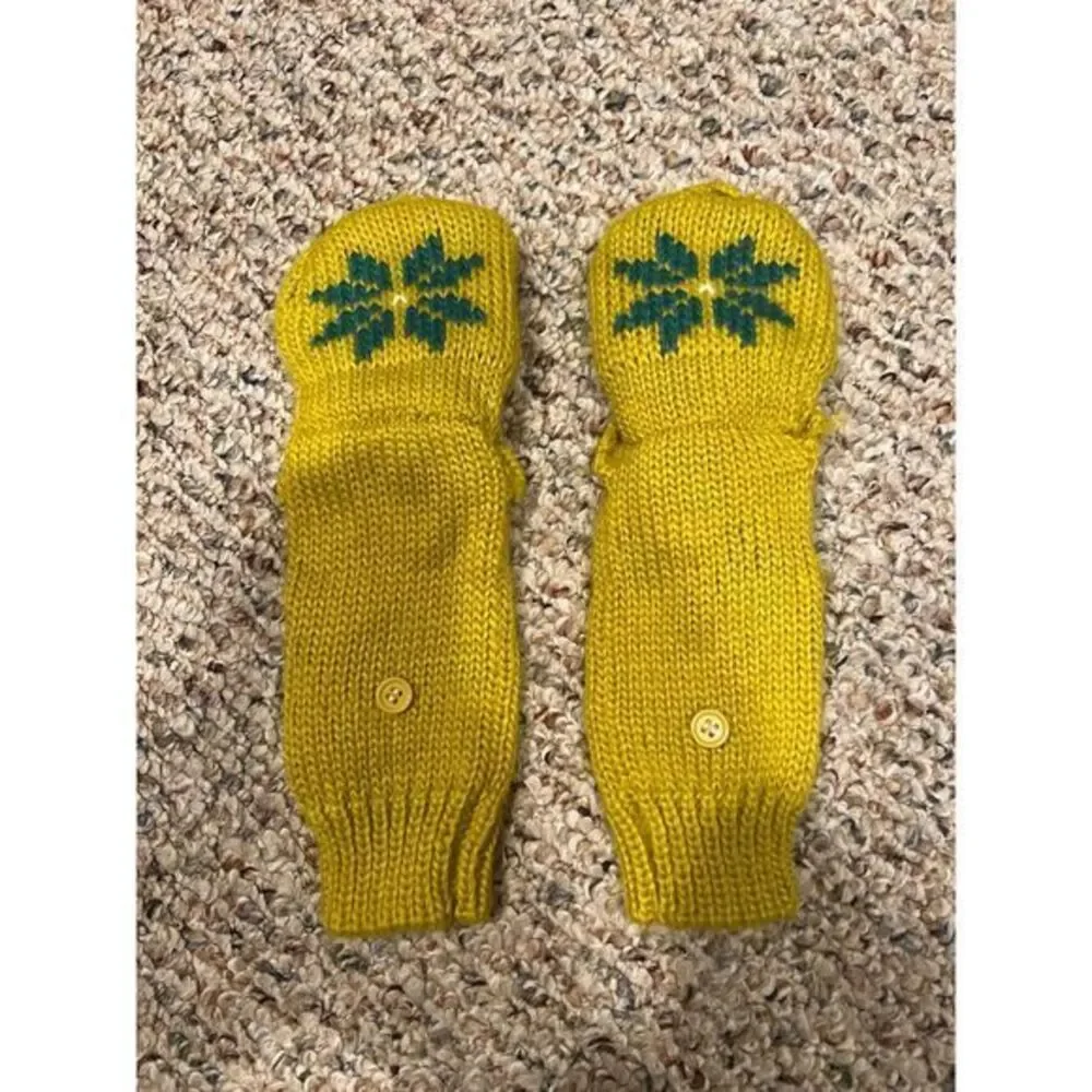 Xhilaration women's yellow with green snowflake acrylic knit‎ flip gloves